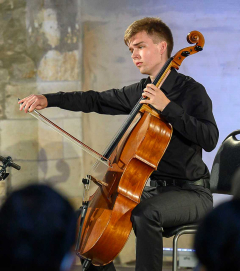 Hudební večer ve výstavě Václava Sokola s violoncellistou Davidem Pěruškou
