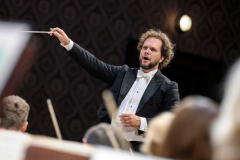 V šapitó, maringotce a pod všemi slunci světa