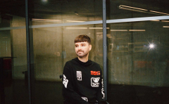 Dojetí: dné & S. Adam