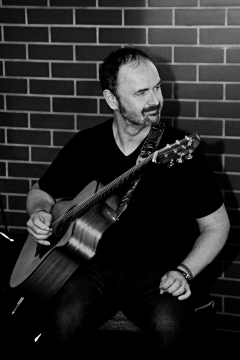 Norbi Kovács – koncert s projekcí Norbiho fotografií
