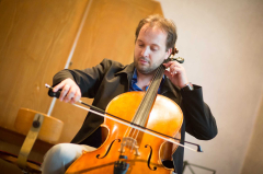 Petr Nouzovský a Miriam Rodriguez Brüllová: Violoncello a kytara napříč staletími