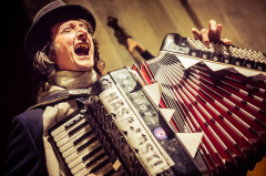 Fekete Seretlek: Progressive Theatrical Folk