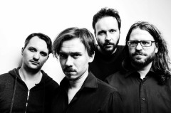 Květy hrají Psí vojáky