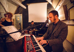 Stará Paní tančí swing s Jakub Zomer Quartet